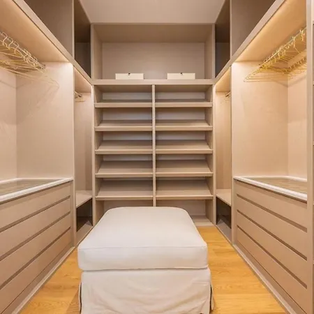 Prostorny Apartman Se 4 Loznicemi Praha