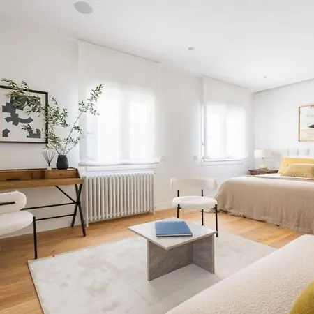 Prostorny Apartman Se 4 Loznicemi Apartmán *