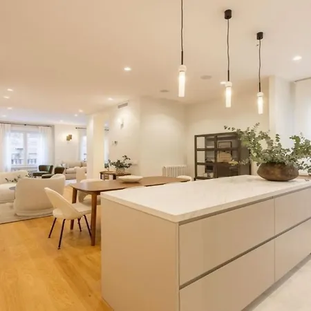 Prostorny Apartman Se 4 Loznicemi Praha